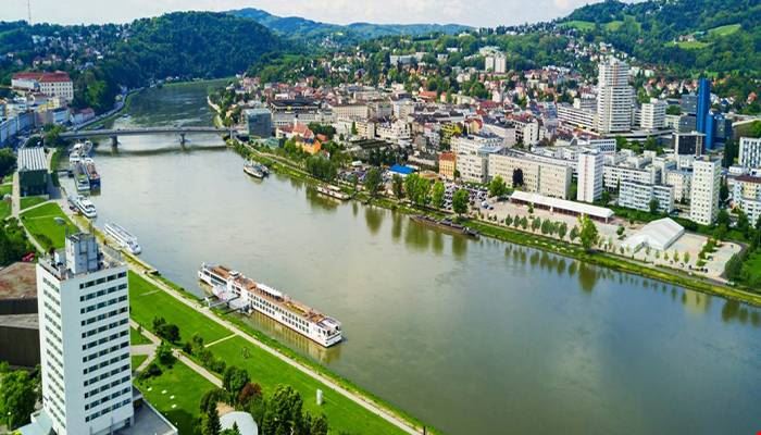 Linz, Güzel pastel renkli binaları ve büyük kiliseleriyle çarpıcı bir Avusturya şehridir.