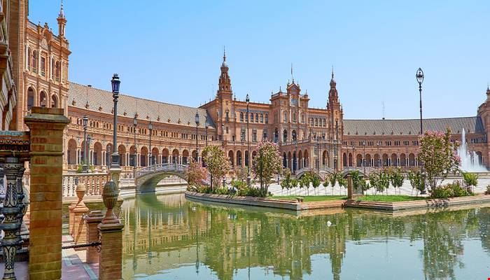 Sevilla İspanya'nın güneyindeki Endülüs bölgesinin efsanevi Mağribi başkentidir.